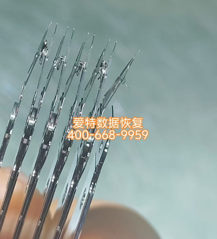 爱特温馨提示：最近温度骤降，主题添衣保暖！